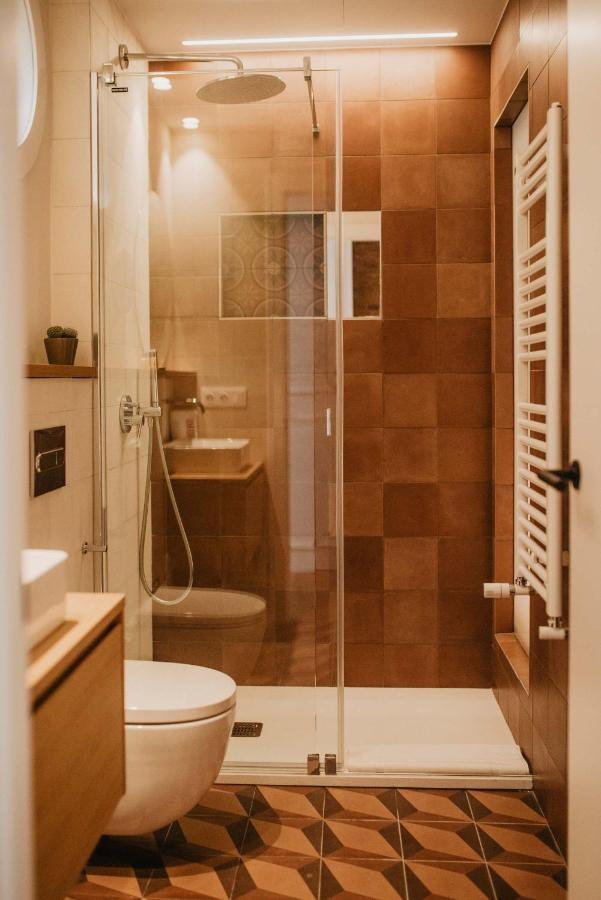 Petit Luxe Volta Bed & Breakfast Terrassa Bagian luar foto