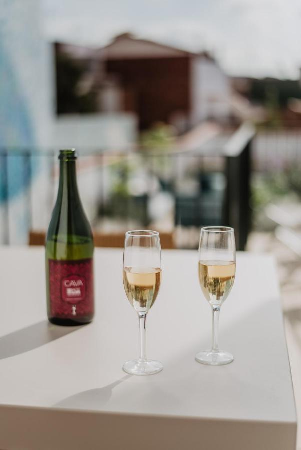 Petit Luxe Volta Bed & Breakfast Terrassa Bagian luar foto