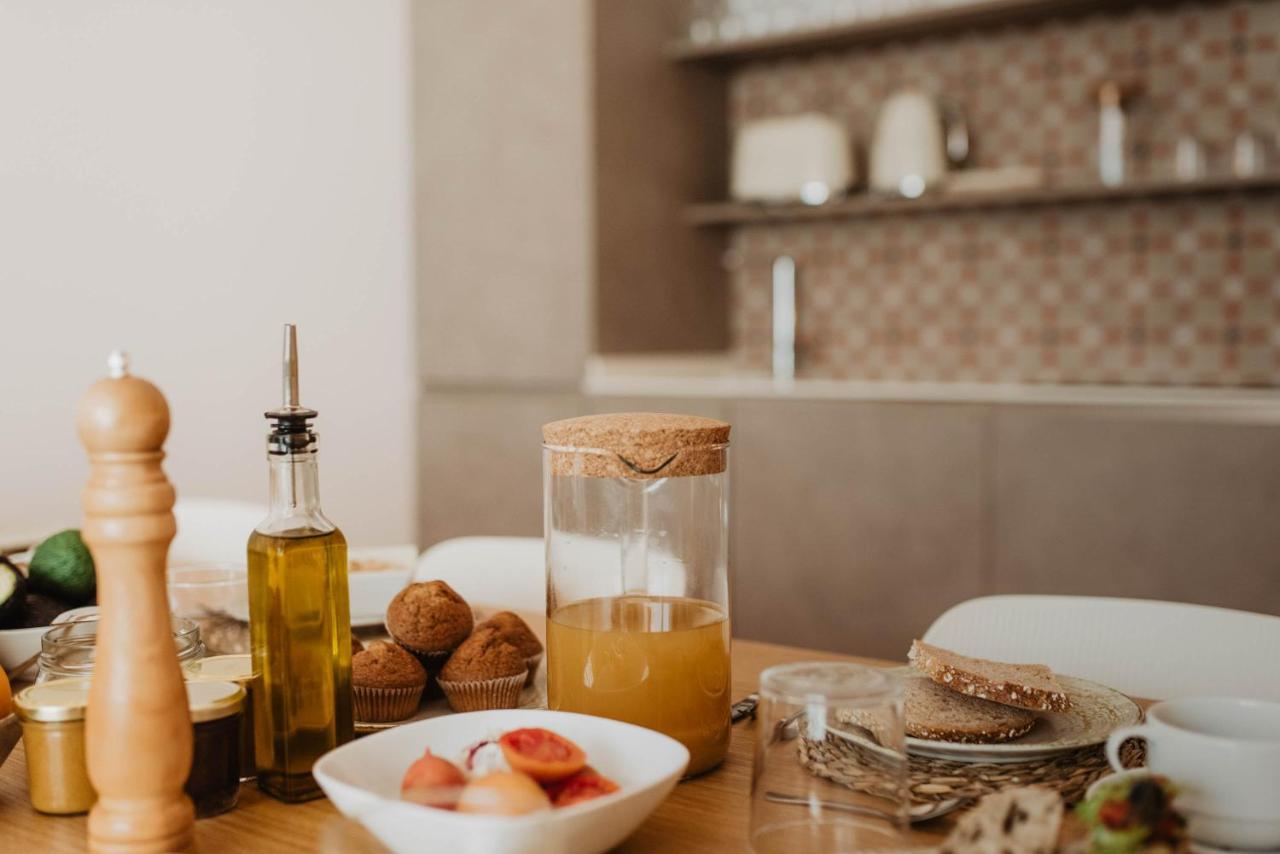 Petit Luxe Volta Bed & Breakfast Terrassa Bagian luar foto
