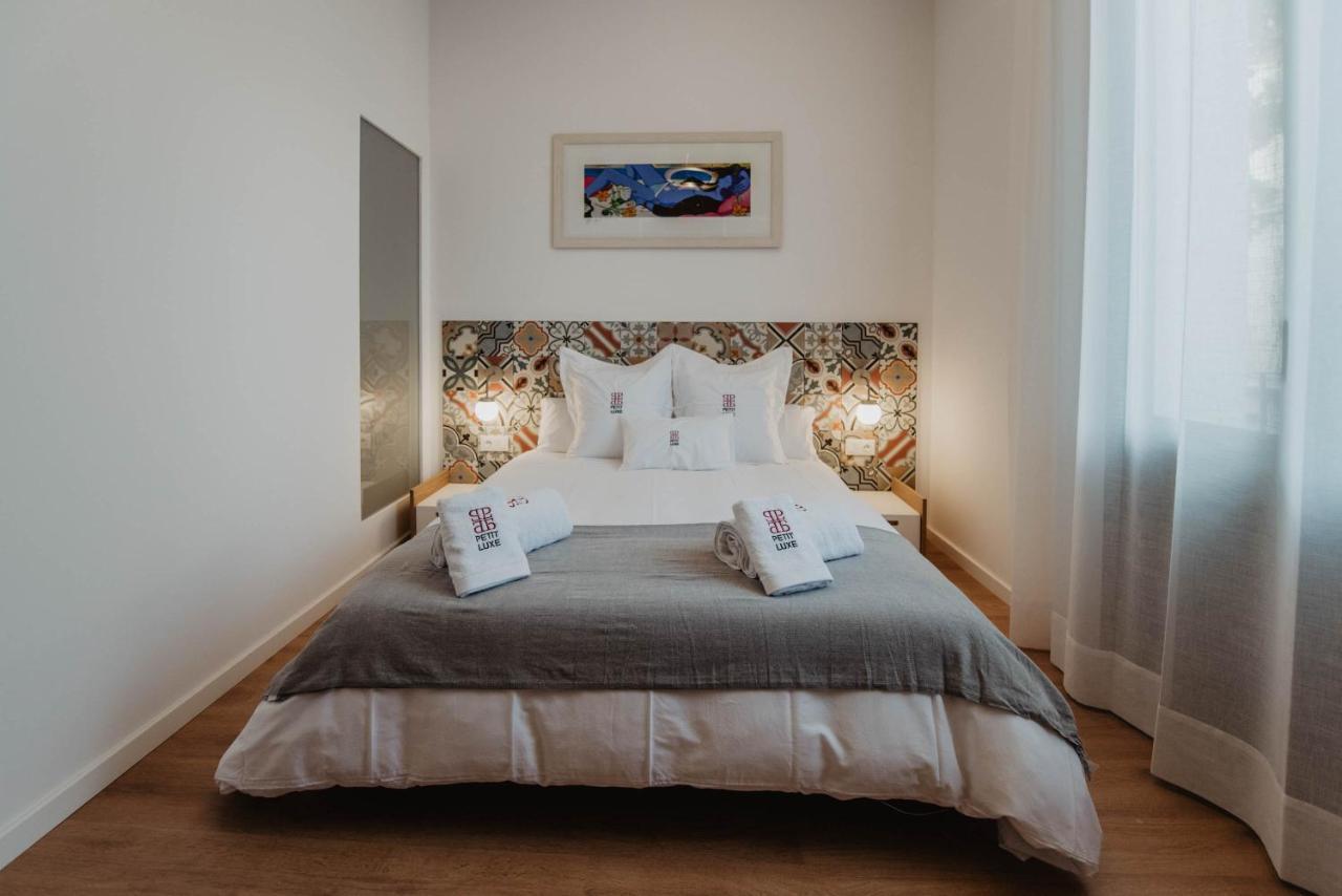 Petit Luxe Volta Bed & Breakfast Terrassa Bagian luar foto