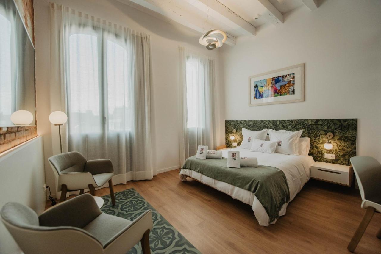 Petit Luxe Volta Bed & Breakfast Terrassa Bagian luar foto