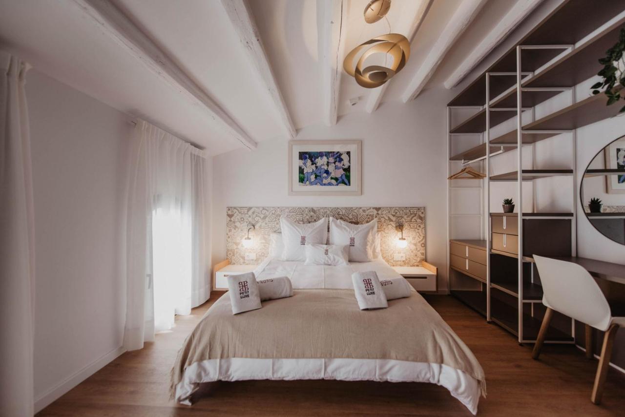 Petit Luxe Volta Bed & Breakfast Terrassa Bagian luar foto