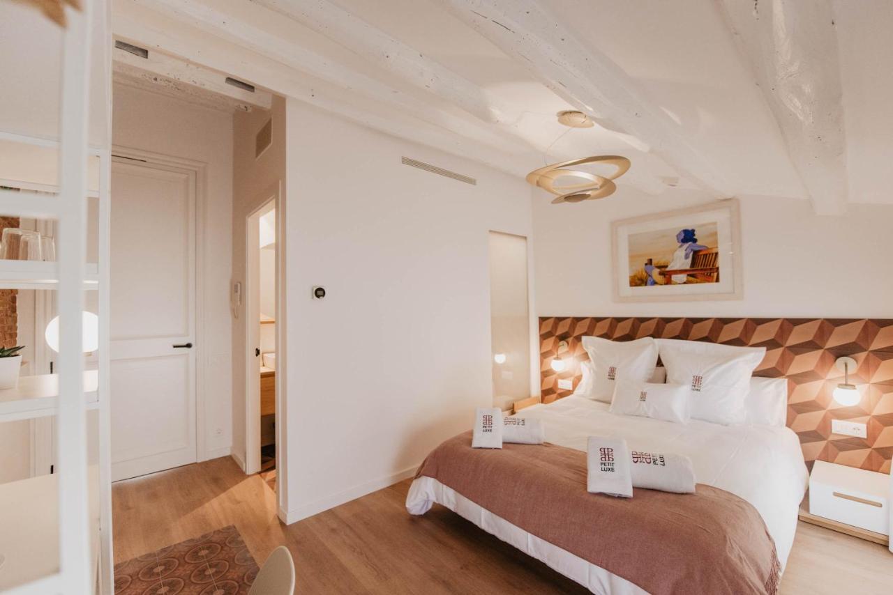 Petit Luxe Volta Bed & Breakfast Terrassa Bagian luar foto